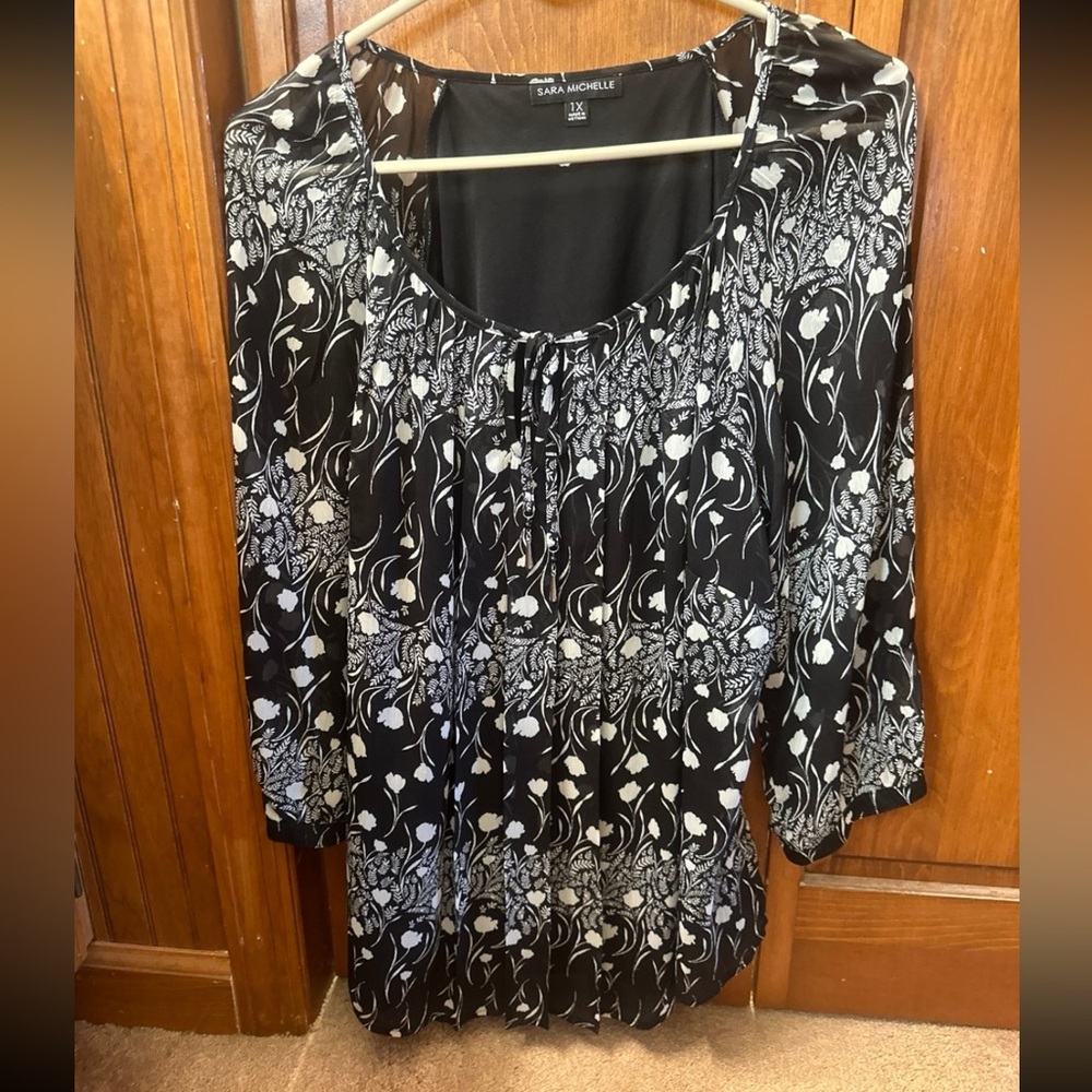 Sarah Michelle says extra large blouse, sheer three-quarter inch sleeve